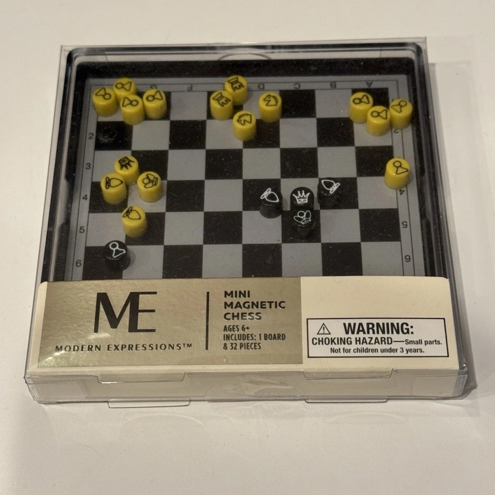 Expressions Mini Travel Edition Magnetic Chess set - New